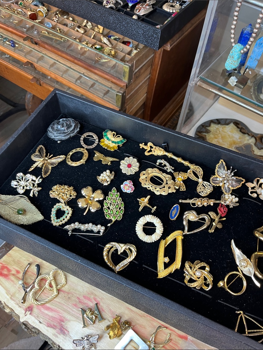 Vintage-Inspired Gold Tone Floral and Heart Brooch Collection - Gold